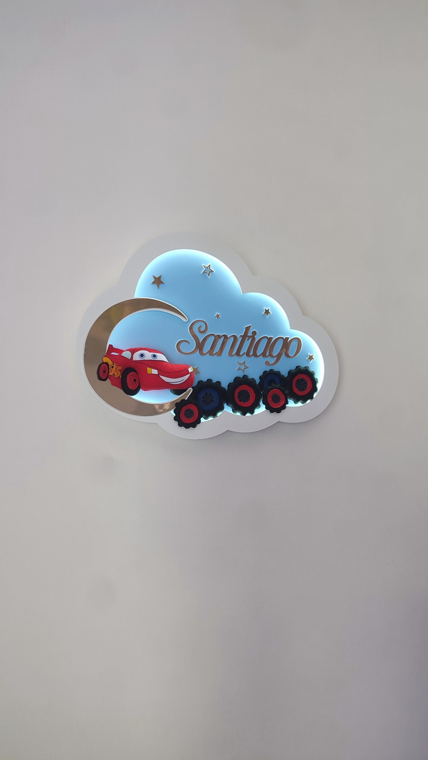 Luce notturna nuvola celeste Cars LED Saetta McQueen sulla luna, nome personalizzato inciso, ruote decorative rosse e blu fate a mano