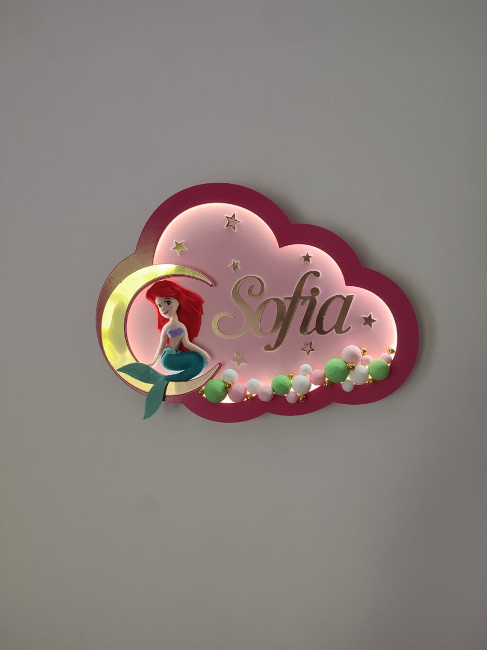 Luce notturna nuvola fucsia con sirenetta Ariel sulla luna dorata, nome inciso dorato, stelle e palline verdi e bianche LED, regalo bambina