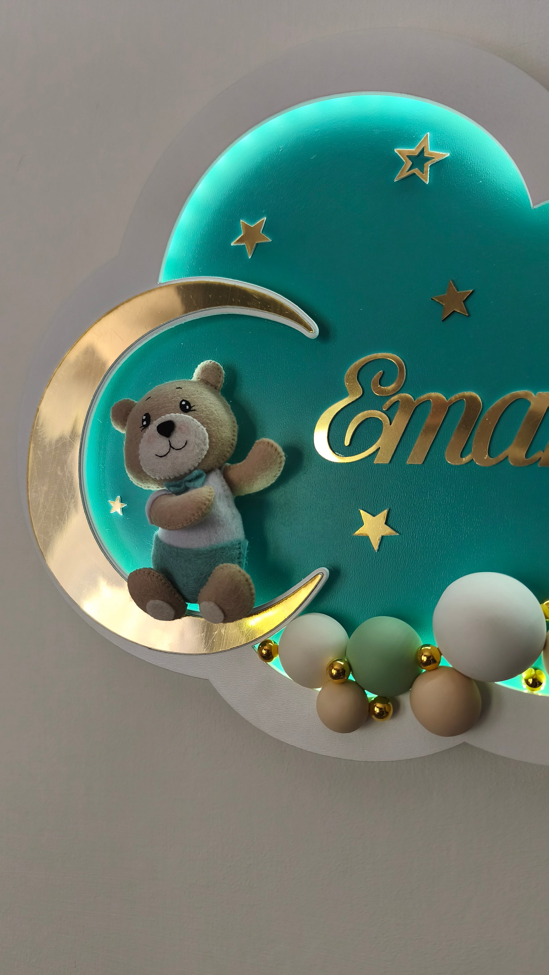 Dettaglio luce notturna nuvola verde menta con orsetto sulla luna dorata, nome dorato inciso, stelle e palline beige LED, regalo bambino