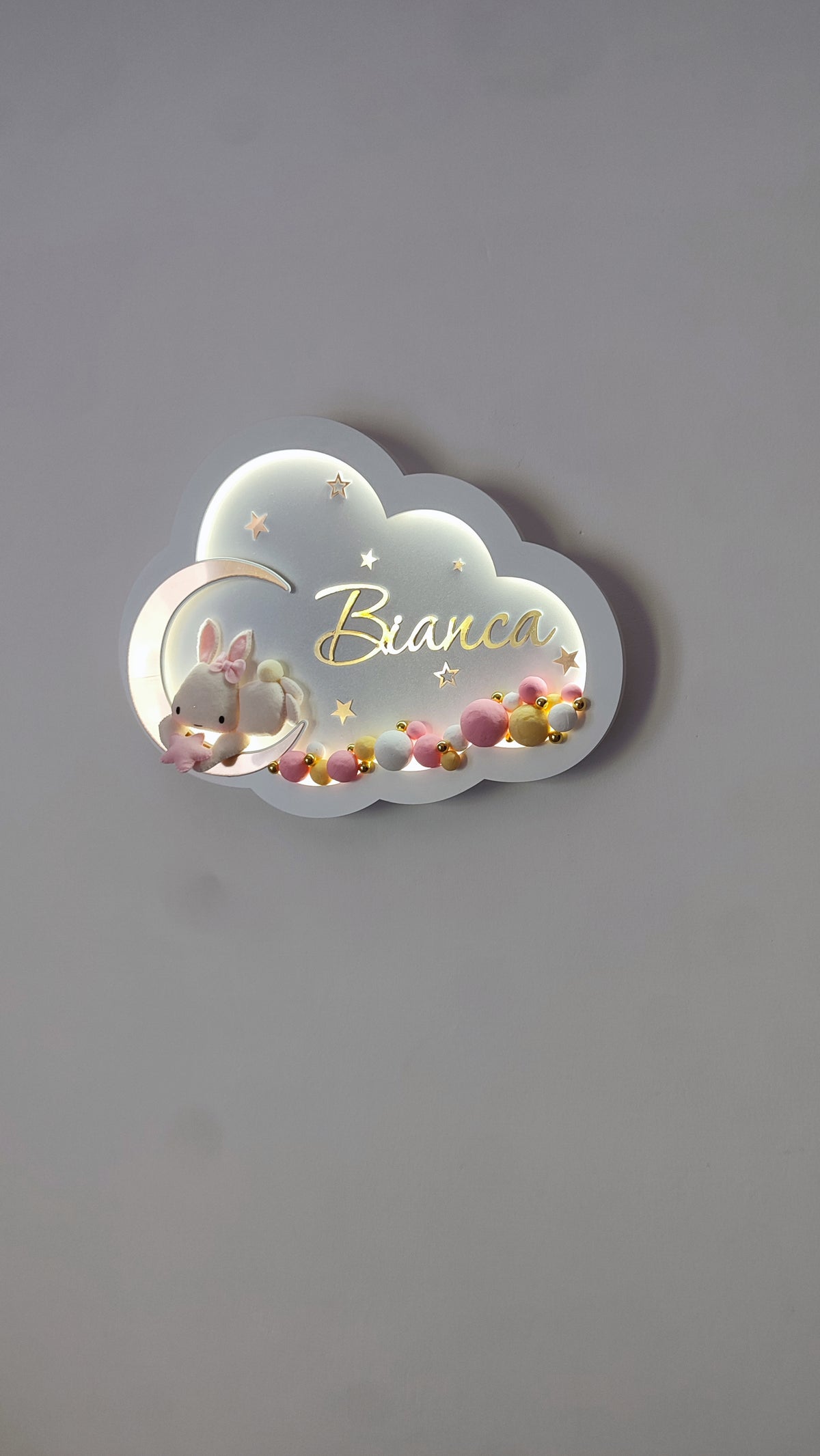 Luce notturna nuvola rosa con coniglietta con fiocco sulla luna, nome inciso dorato, stelle e palline LED colorate, regalo nascita bambina
