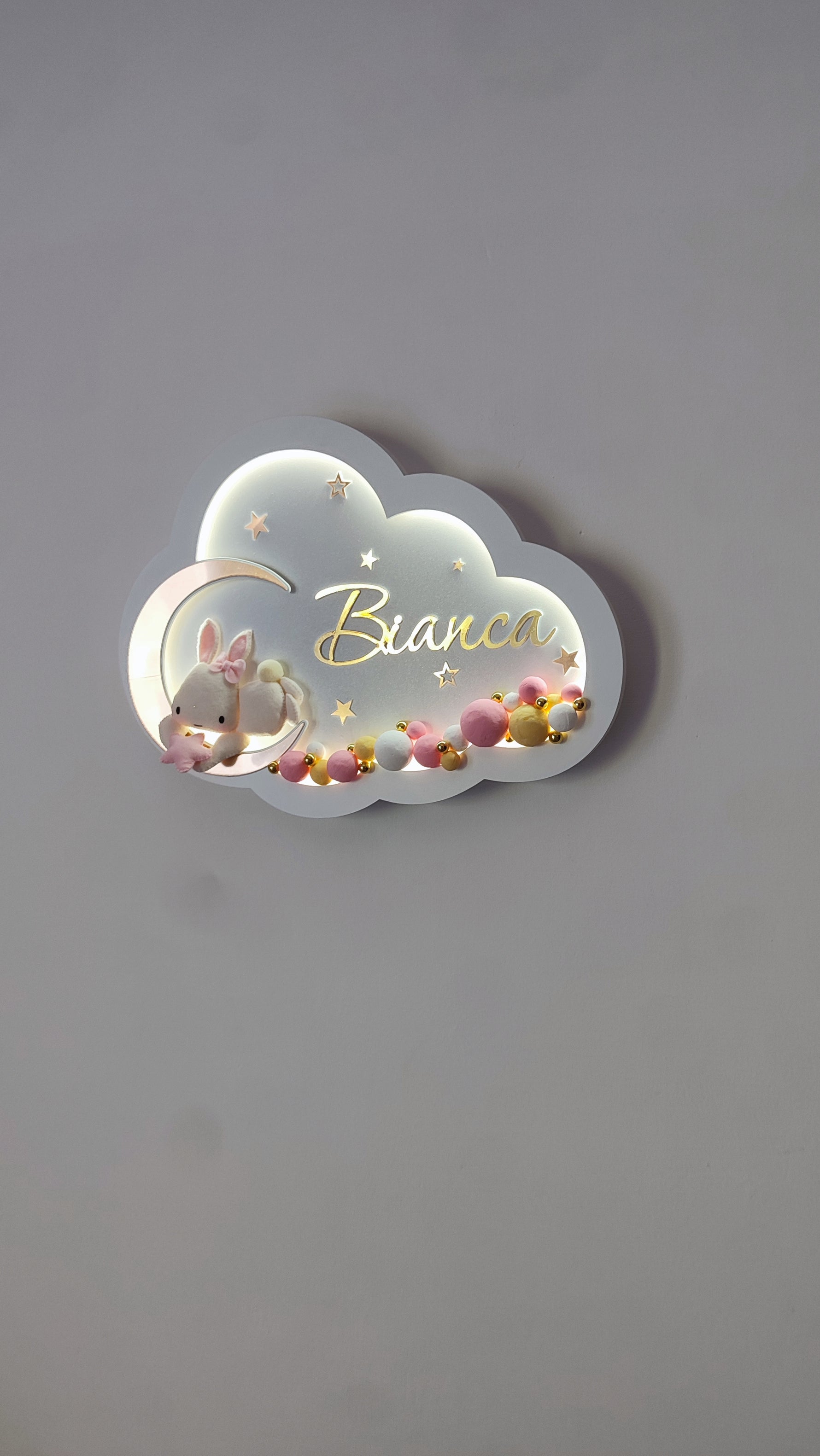 Luce notturna nuvola rosa con coniglietta con fiocco sulla luna, nome inciso dorato, stelle e palline LED colorate, regalo nascita bambina