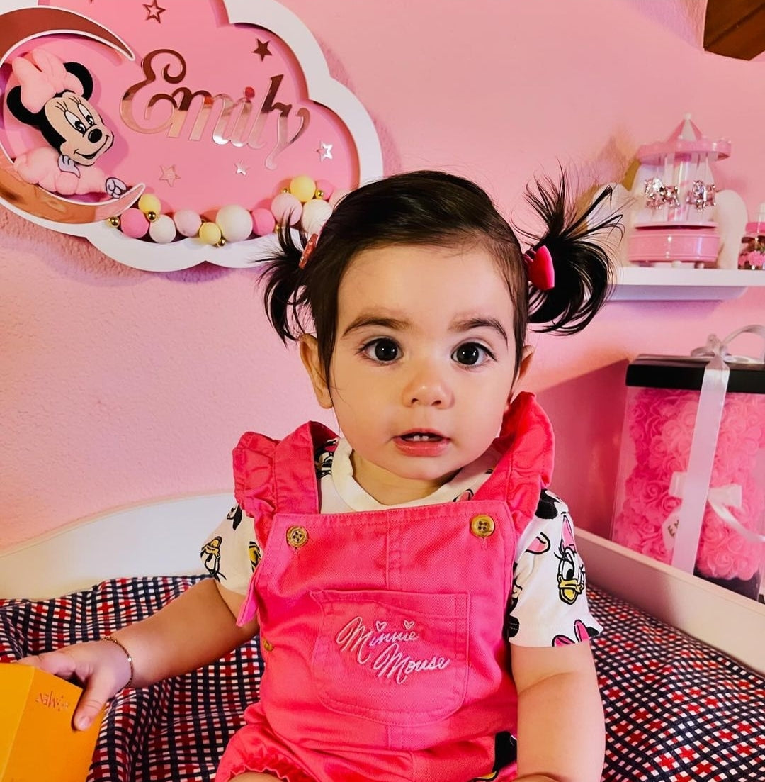 Luce notturna nuvola rosa Minnie personalizzata su parete cameretta bambina, nome inciso LED, palline rosa e gialle decorate