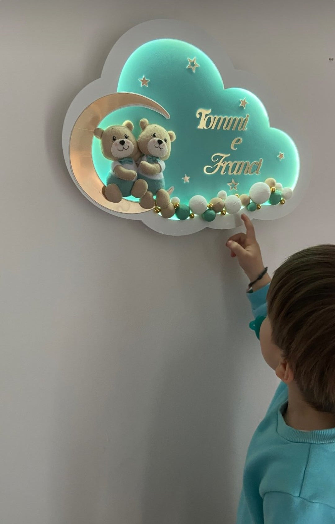 Luce notturna nuvola verde menta con due orsetti abbracciati sulla luna, due nomi incisi, palline mint e bianche LED, regalo nascita gemelli