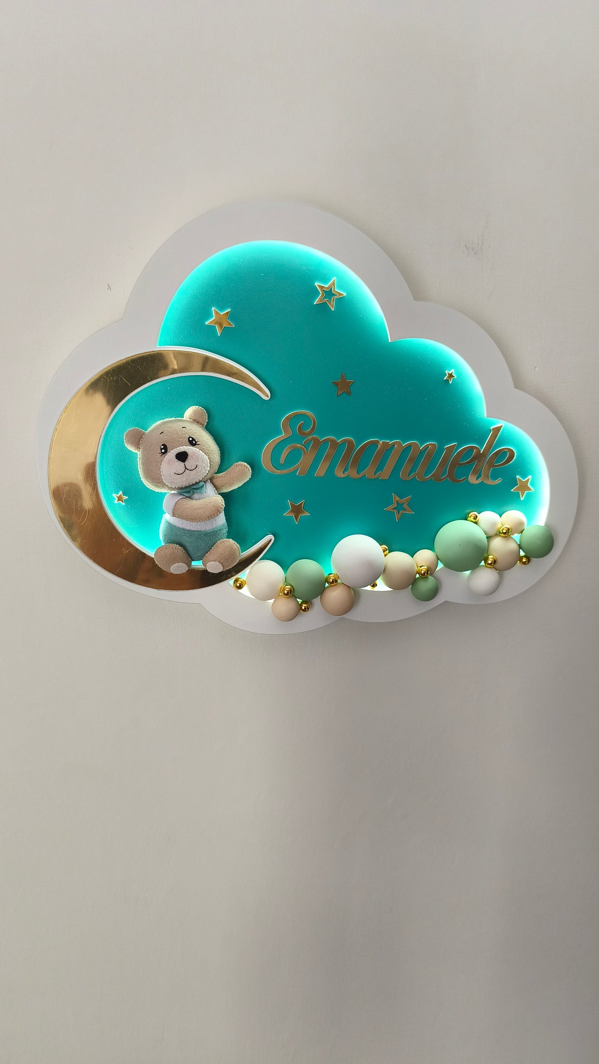 Luce notturna nuvola verde menta con orsetto sulla luna dorata, nome inciso dorato, stelle e palline mint e beige LED, regalo nascita bambino