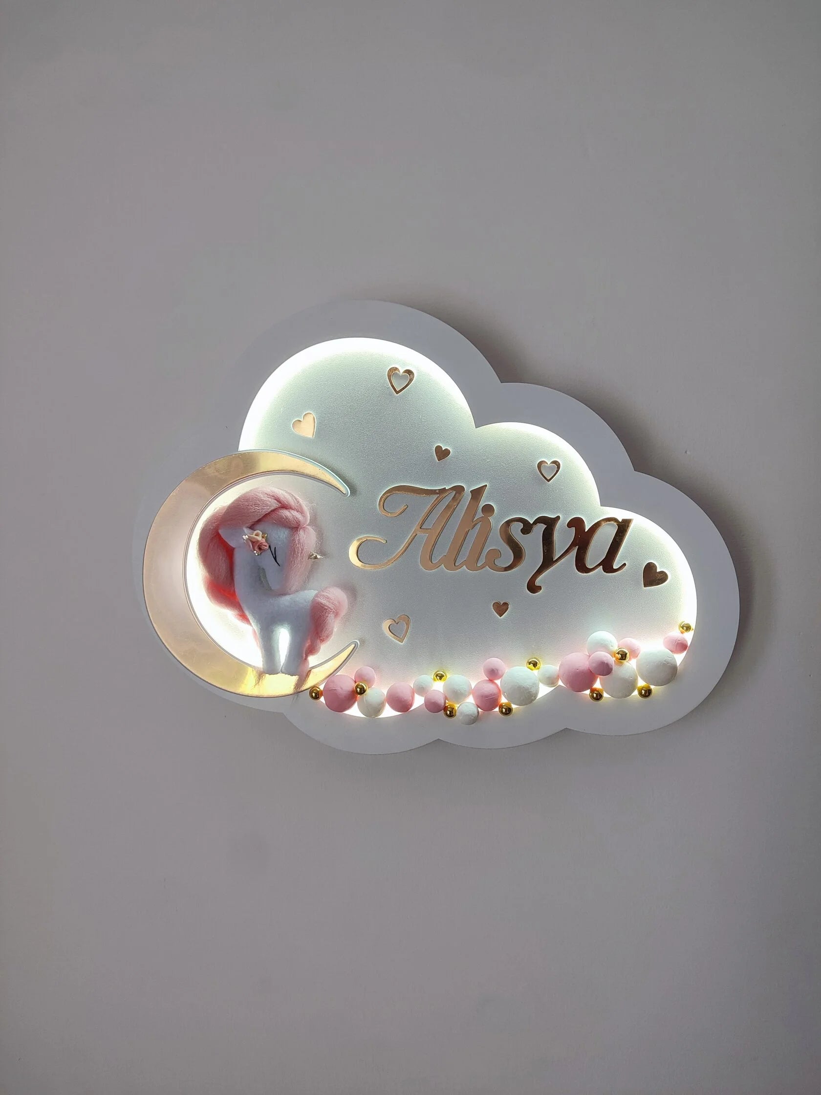Luce notturna LED bambini nuvola verde menta con unicorno in feltro su luna e palline colorate fatte a mano