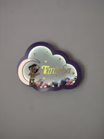 Luce notturna nuvola artigianale viola con Vaiana baby sulla luna, nome inciso dorato, stelle e palline rosa blu e bianche LED, regalo nascita bambina