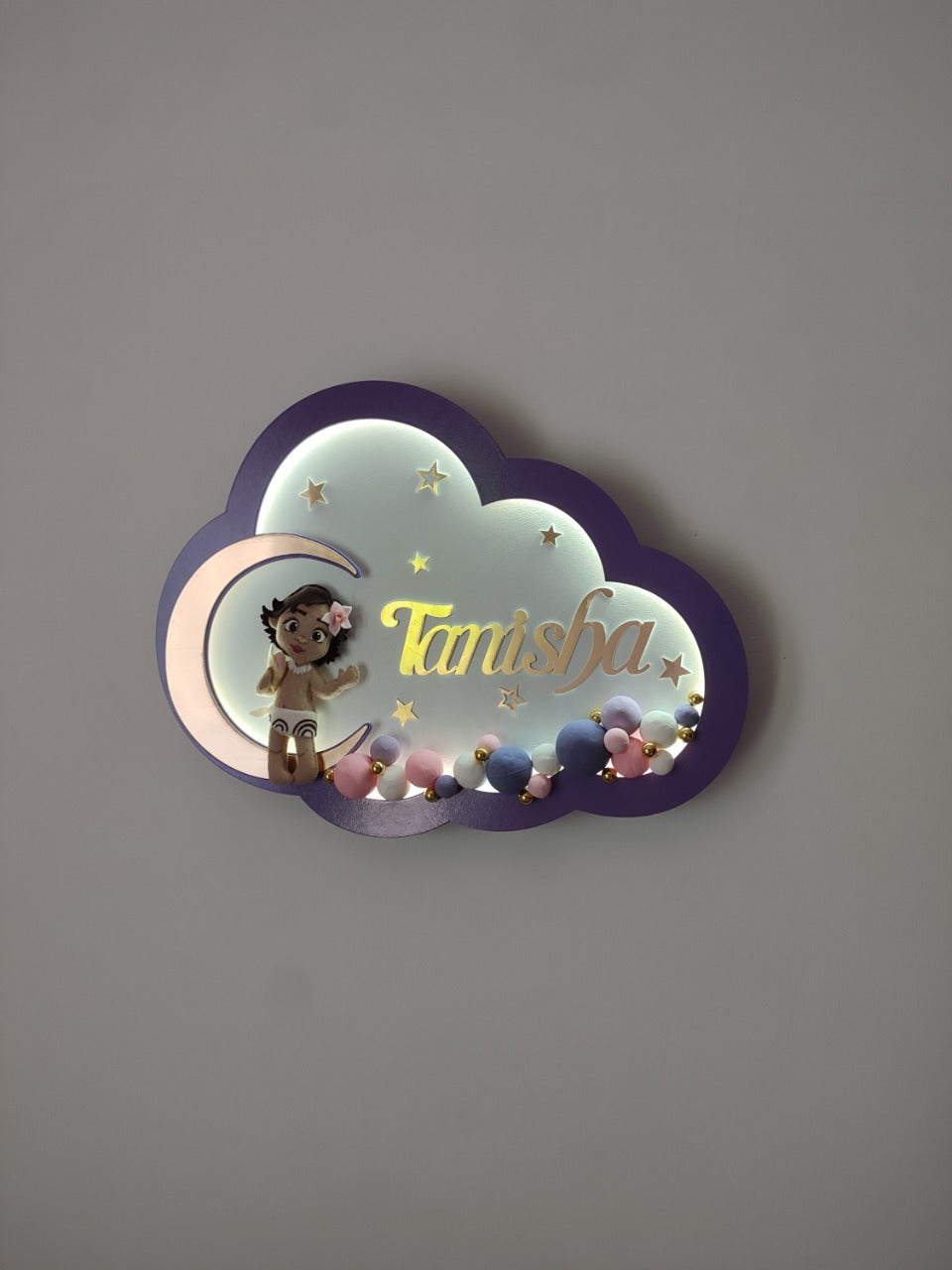 Luce notturna nuvola artigianale viola con Vaiana baby sulla luna, nome inciso dorato, stelle e palline rosa blu e bianche LED, regalo nascita bambina