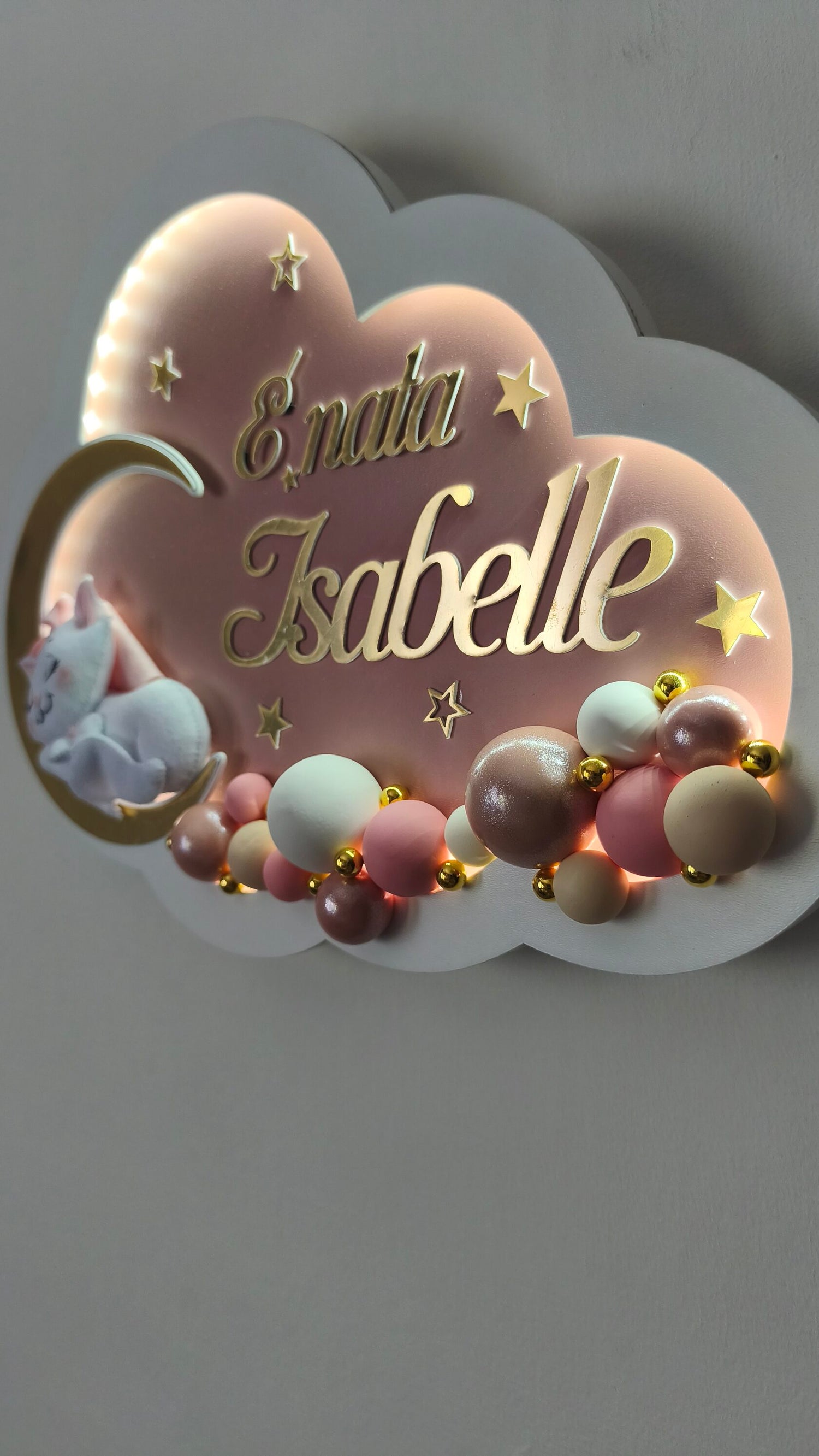 Dettaglio luce notturna nuvola LED rosa con gattina su luna, nome Isabelle in oro, grandi perline bianche rosa e beige