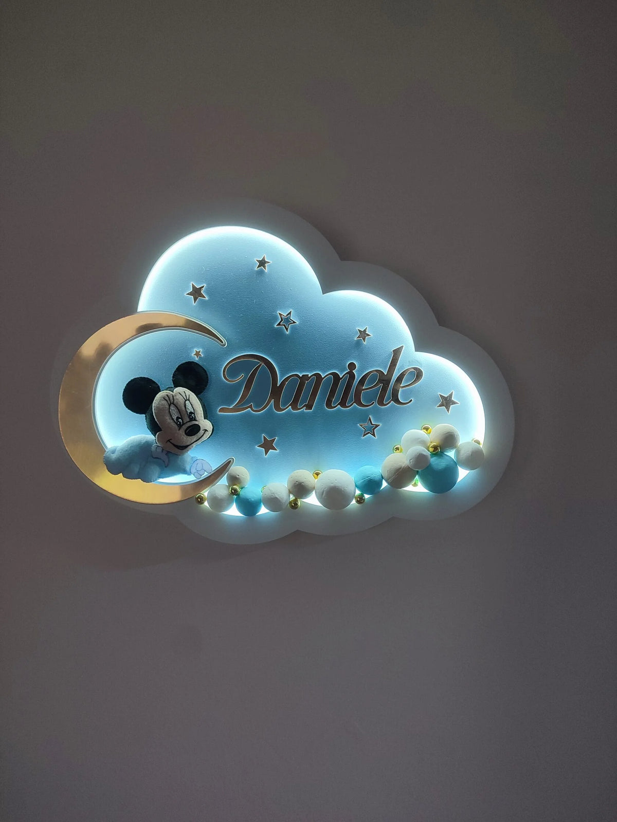 luce notturna LED nuvola azzurra personalizzata con topolina in feltro su luna d’oro, nome inciso e perline dipinte a mano
