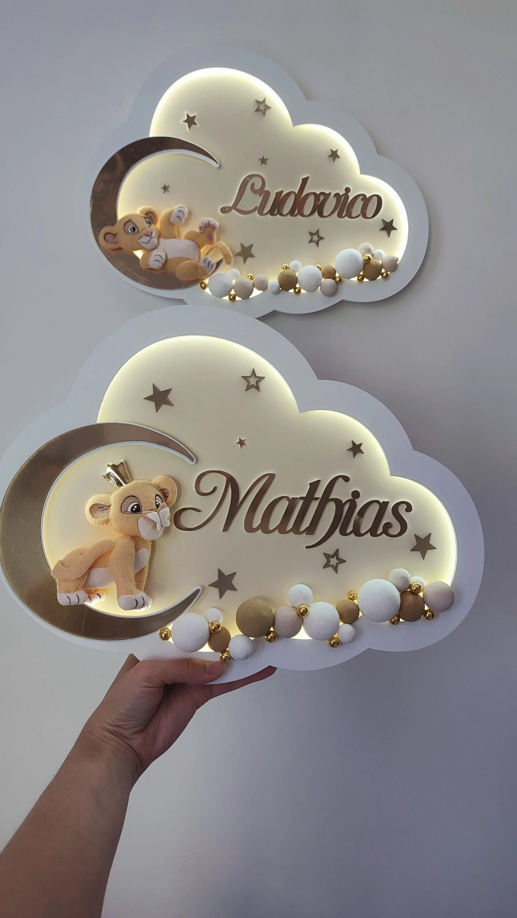 Due luci notturne nuvola beige personalizzate con nome, cucciolo di leone su luna dorata