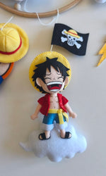 Luffy in feltro con cappello di paglia e bandiera pirata, personaggio della giostrina anime cucita a mano