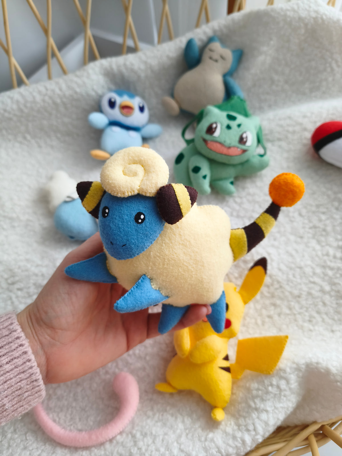 Personaggio Mareep in feltro azzurro e giallo per carillon mobile neonati, decorazione lettino culla nei colori del blu