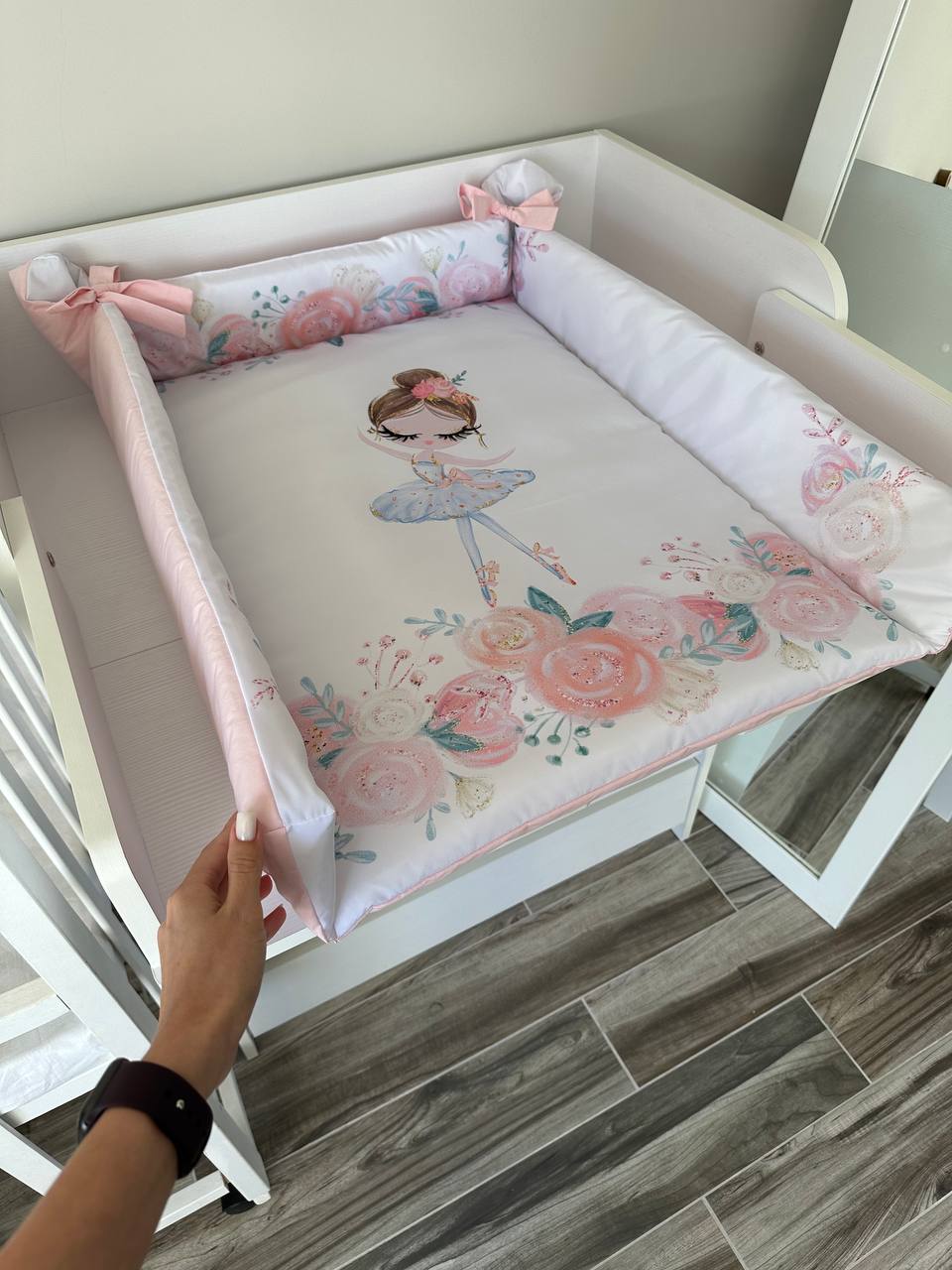 Materassino fasciatoio impermeabile con membrana con ballerina tra rose rosa e dettagli glitter, bordi rosa imbottiti con fiocchi su misura