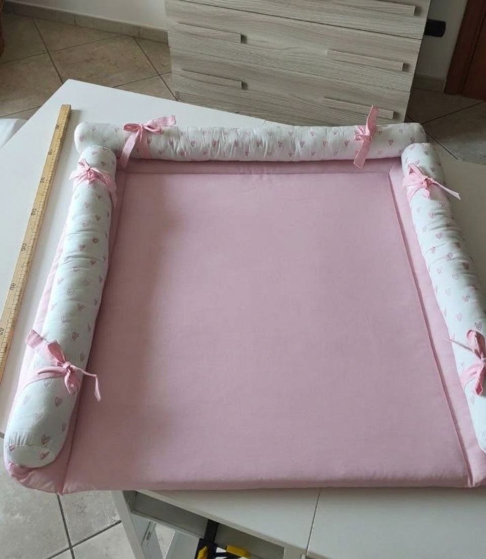 Materassino fasciatoio rosa con bordi a rullo imbottiti, misura 82×83 cm, cucito a mano in cotone, in pronta consegna
