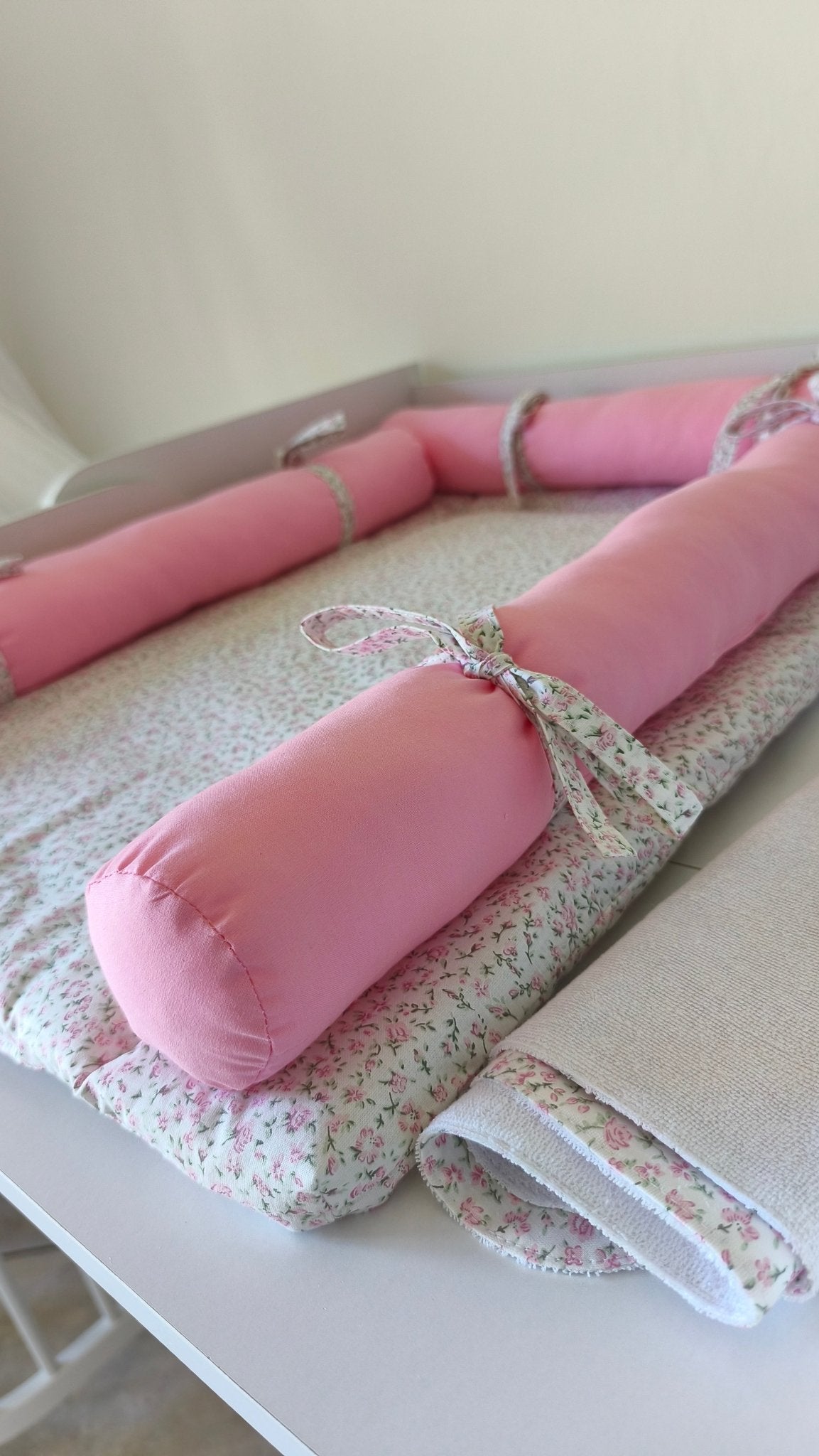 Materassino Fasciatoio con Rulli Fiori Rosa – Membrana Impermeabile - universo del bambino