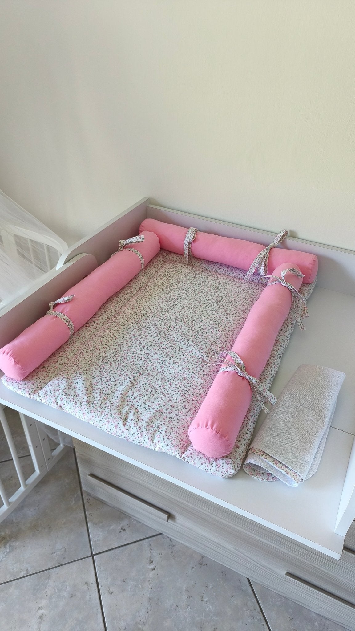 Materassino Fasciatoio con Rulli Fiori Rosa – Membrana Impermeabile - universo del bambino