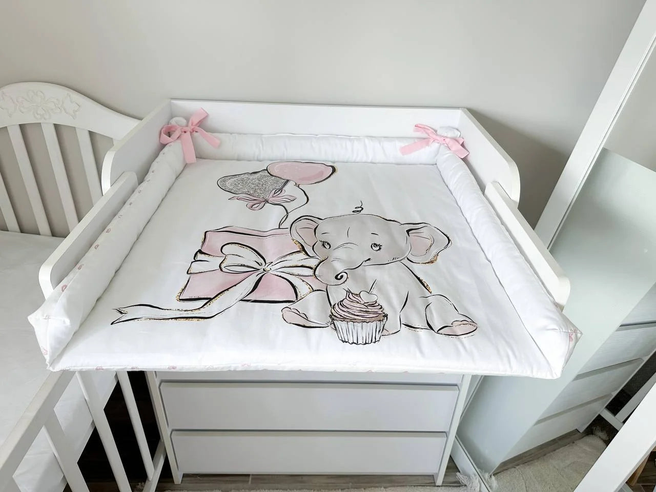 Materassino fasciatoio bianco con tenera elefantina rosa e dettagli dorati, bordi imbottiti con fiocchi rosa ideale come regalo nascita