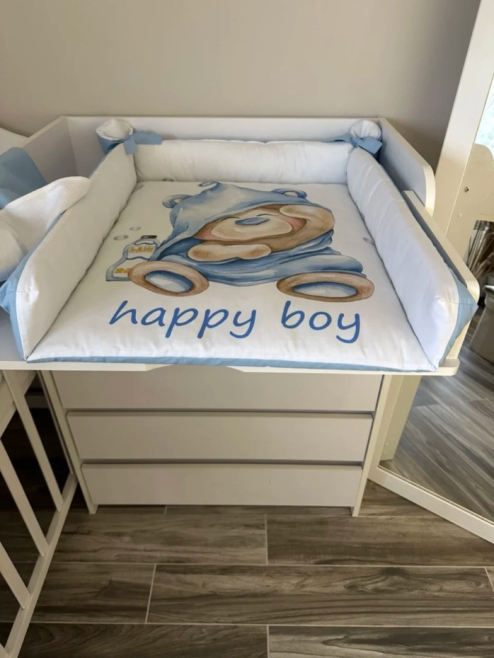 Fasciatoio personalizzato neonato maschio orsetto azzurro happy boy scritta bordi imbottiti cotone bianco fatto a mano regalo