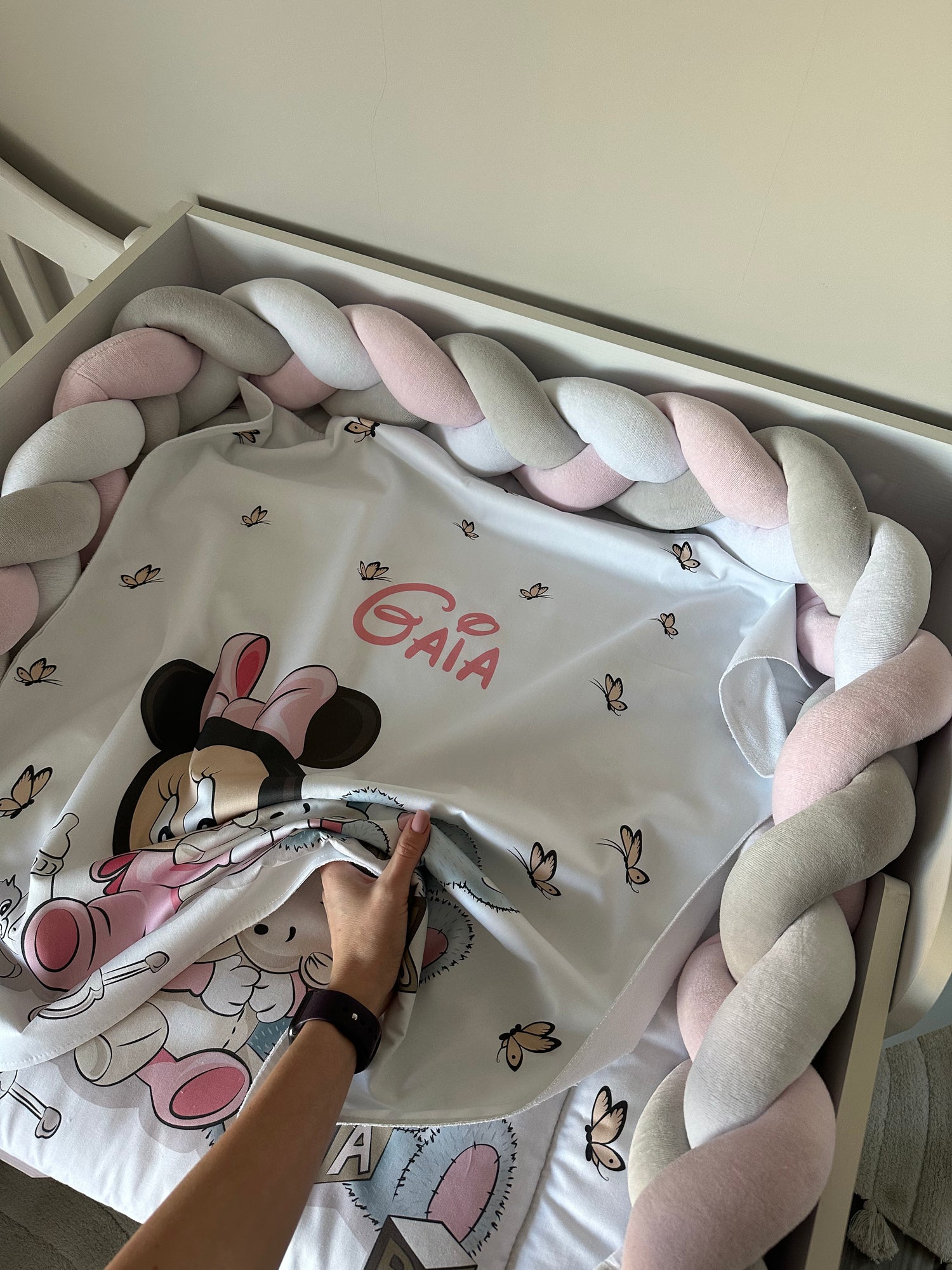 Fasciatoio con materassino personalizzato con nome, paracolpi a treccia rosa e grigio, stampa Minnie Mouse e orsetto, artigianale per neonata