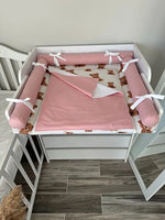 Materassino Fasciatoio con rulli imbottiti rosa e fiocchetti bianchi, fantasia 
orsetti su fondo panna, copertina double face impermeabile artigianale