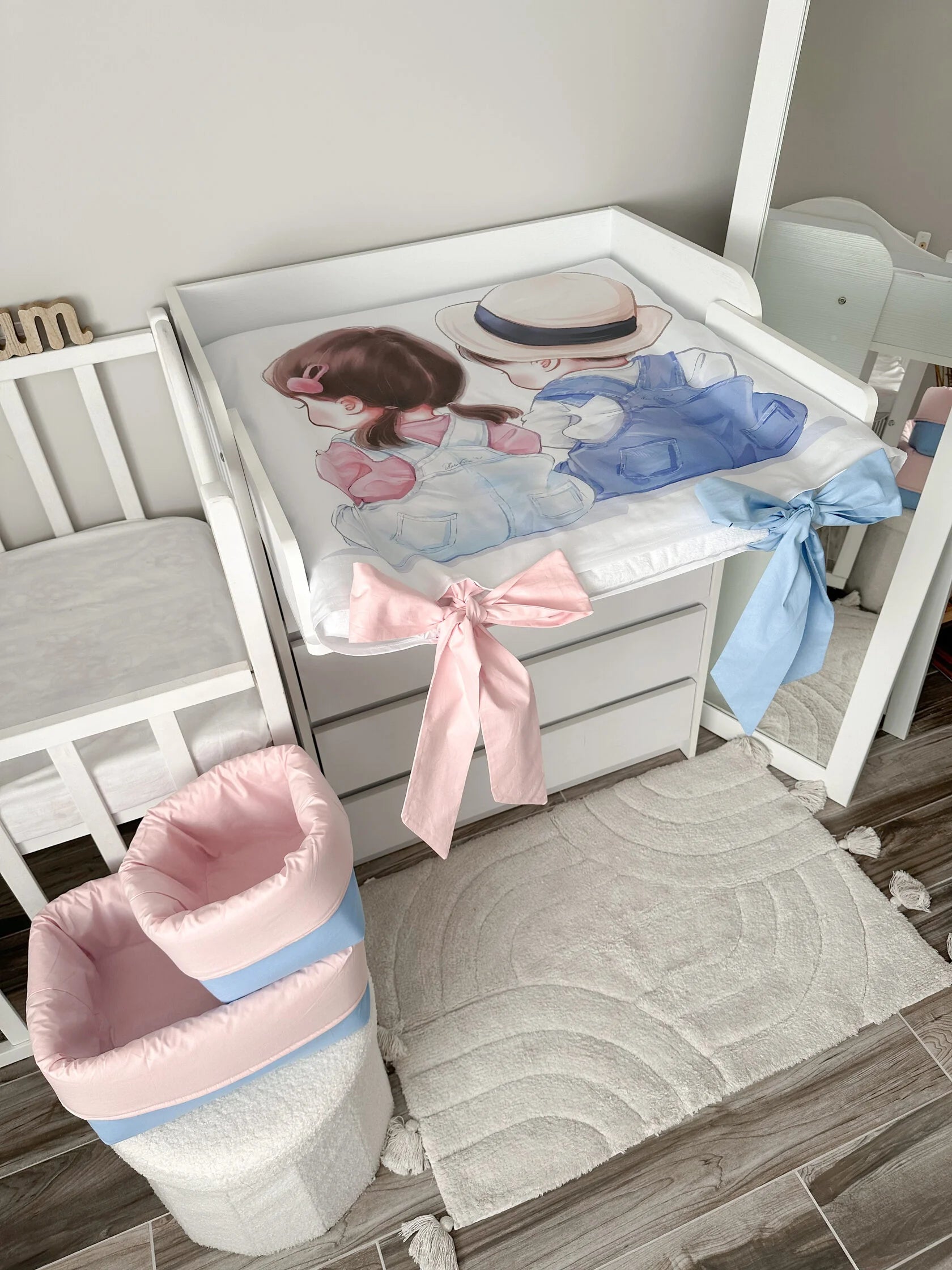 Materassino fasciatoio neonato fantasia coppia bimbi rosa azzurro bordi imbottiti fiocchi impermeabile fatto a mano
