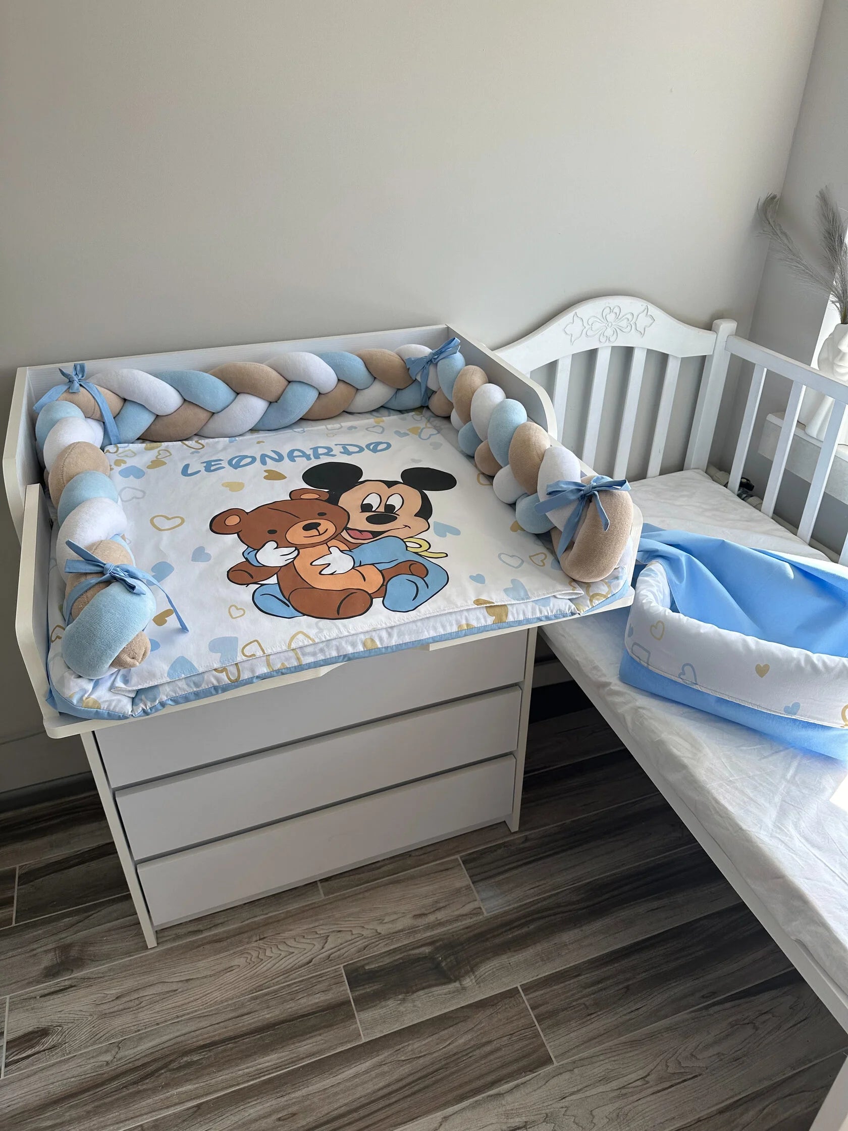 Fasciatoio con materassino personalizzato con nome, paracolpi a treccia azzurro e beige con fiocchetti, stampa Mickey Mouse artigianale per neonato