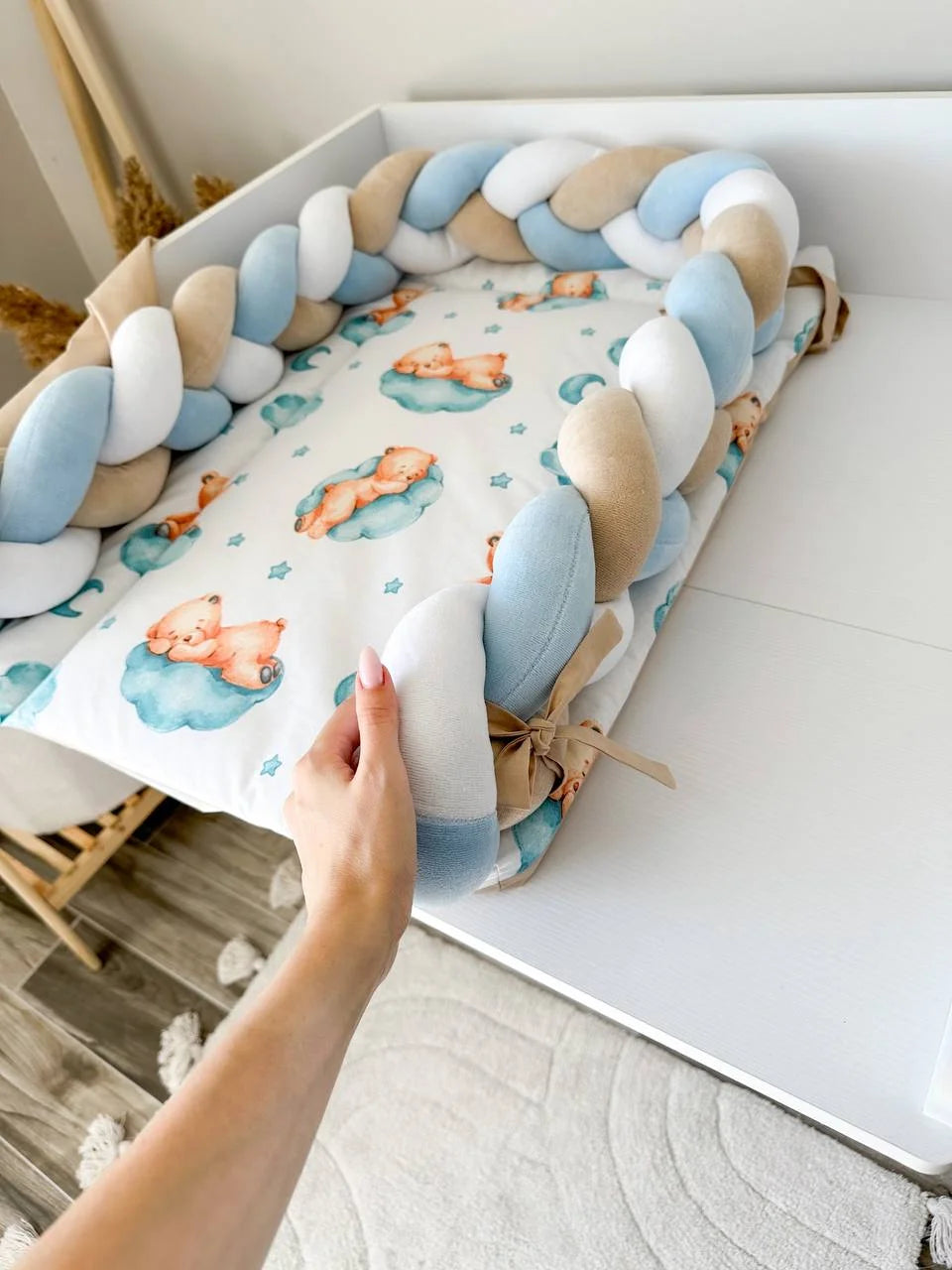 Fasciatoio con materassino e paracolpi a treccia azzurro e beige, 
fantasia orsetti sulle nuvole stile acquarello, artigianale per neonato