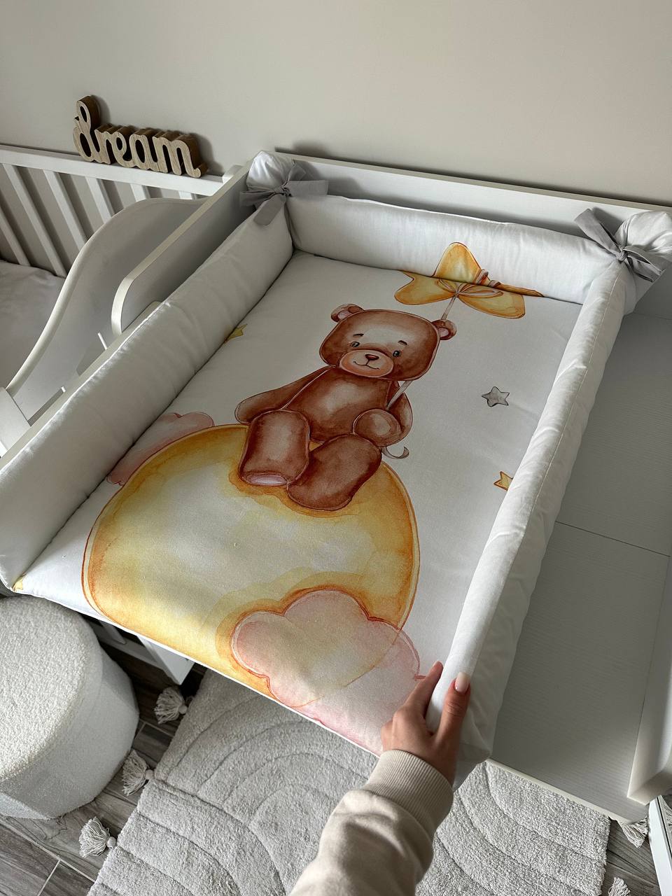Materassino fasciatoio orsetto seduto palloncino giallo nuvola rosa stelle bordi alti cotone double face lavabile neonato unisex