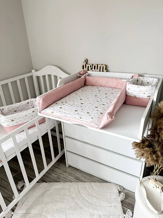 Materassino fasciatoio rosa trapuntato con fantasia cuori dorati, bordi alti imbottiti e fiocchi decorativi fatto a mano per neonata