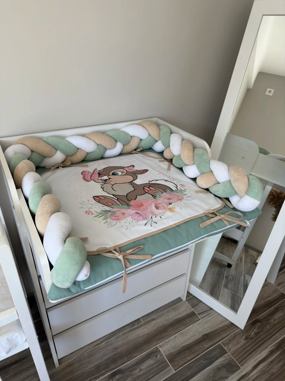 Fasciatoio artigianale neonata treccia verde beige bianco con coniglietta e fiori rosa, double face impermeabile su misura