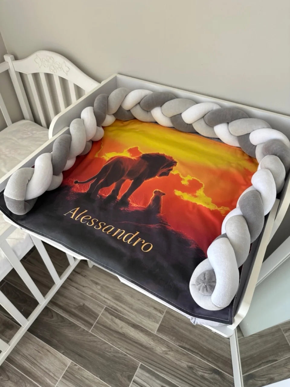 Materassino fasciatoio neonato treccia paracolpi grigio bianco leone tramonto personalizzato con nome, double face impermeabile fatto a mano