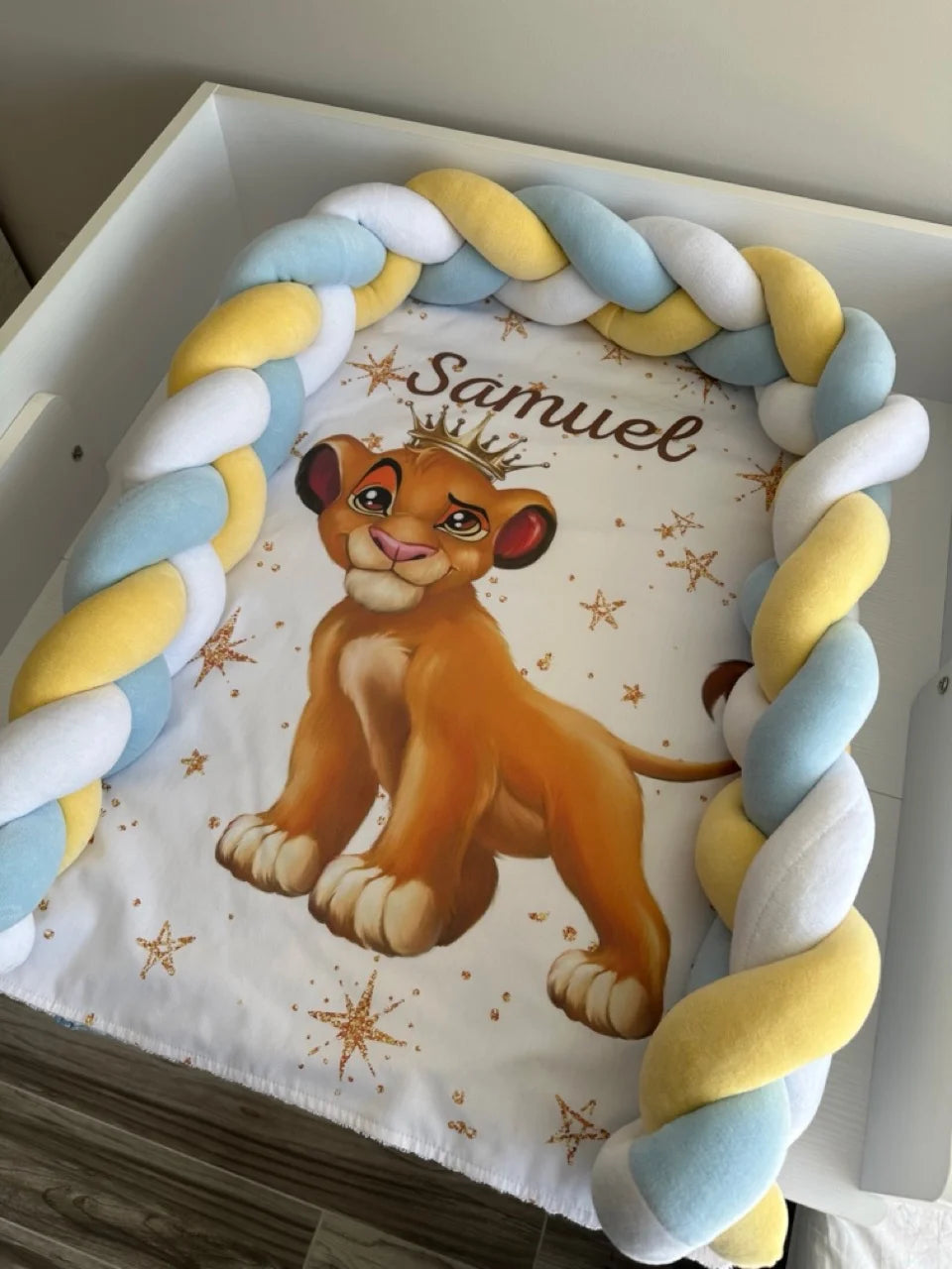 Materassino fasciatoio neonato treccia paracolpi celeste giallo bianco cucciolo leone corona, personalizzato con nome impermeabile fatto a mano