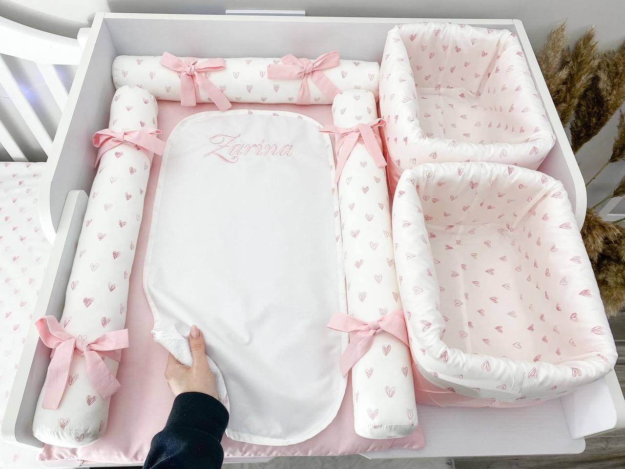 Materassino fasciatoio neonato con rulli paracolpi in cotone rosa e cuori, double face impermeabile fatto a mano su misura, cambio pannolino neonato