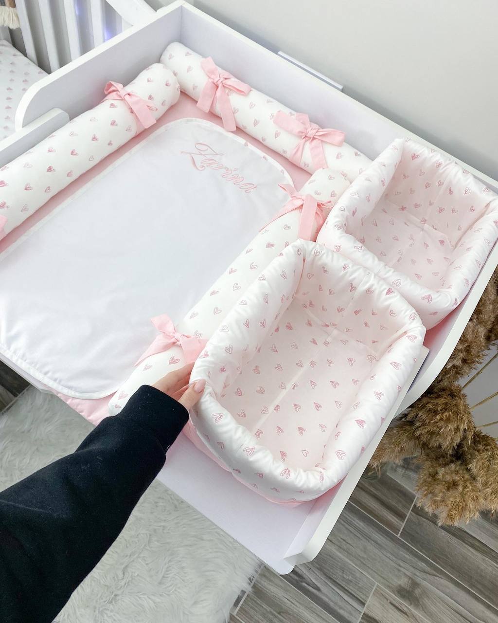 Materassino fasciatoio neonato con rulli paracolpi in cotone rosa e cuori, double face impermeabile fatto a mano su misura, cambio pannolino neonato