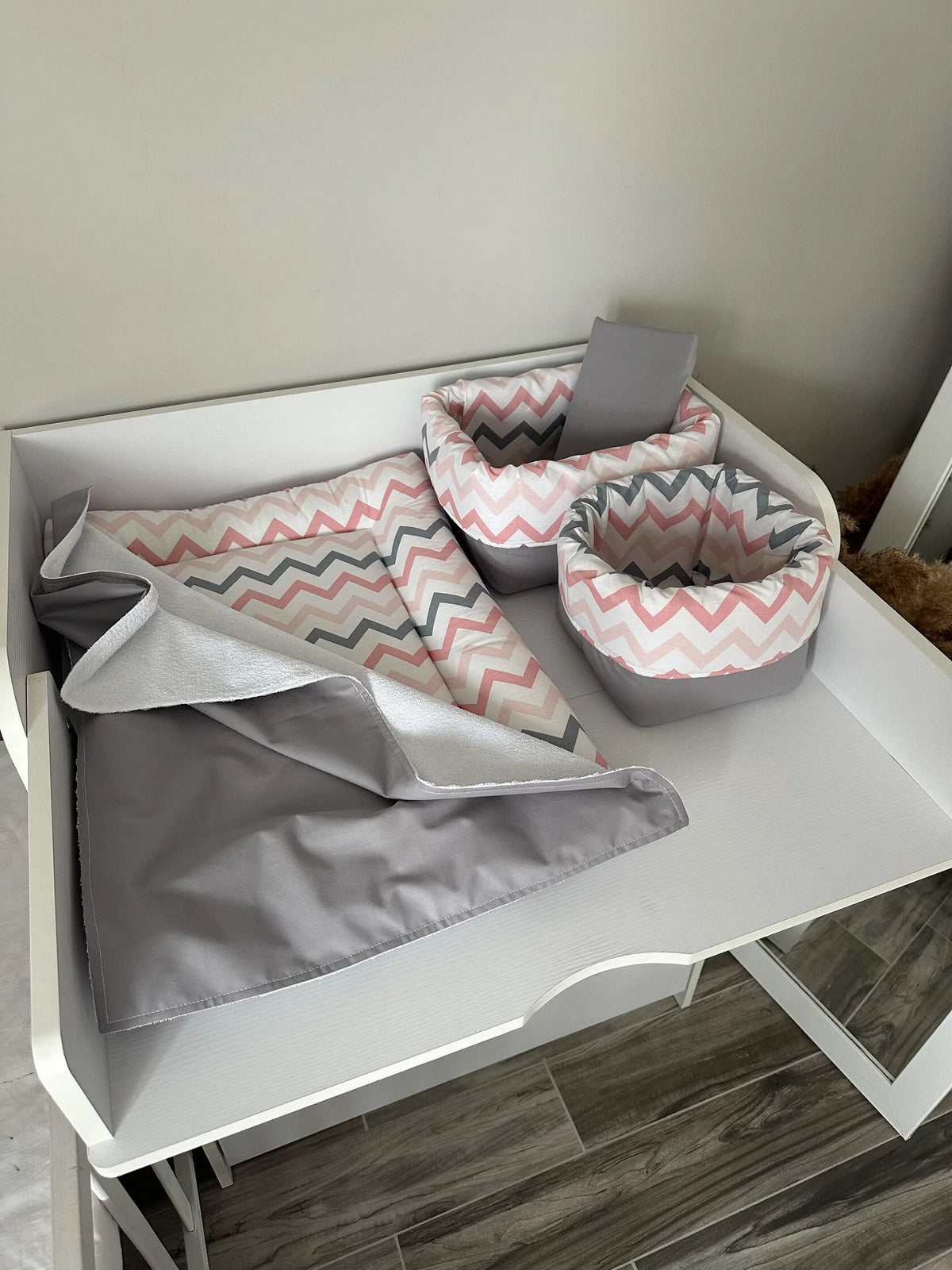 Materassino fasciatoio neonato bordi imbottiti in cotone zigzag rosa e grigio, double face impermeabile fatto a mano su misura, cambio pannolino neonato