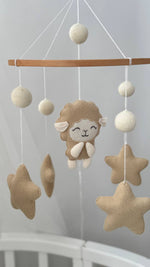 Mobile culla agnellino feltro beige con stelle beige palline panna e anello legno dettaglio artigianale