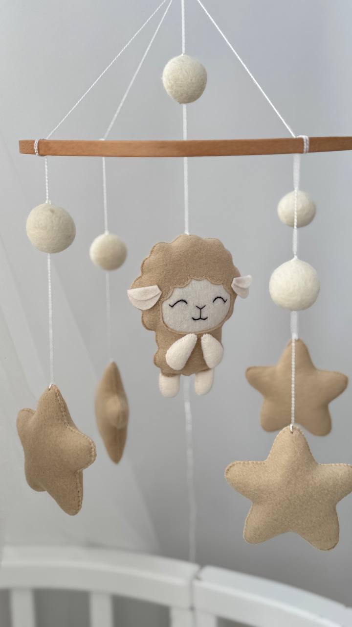 Mobile culla agnellino feltro beige con stelle beige palline panna e anello legno dettaglio artigianale