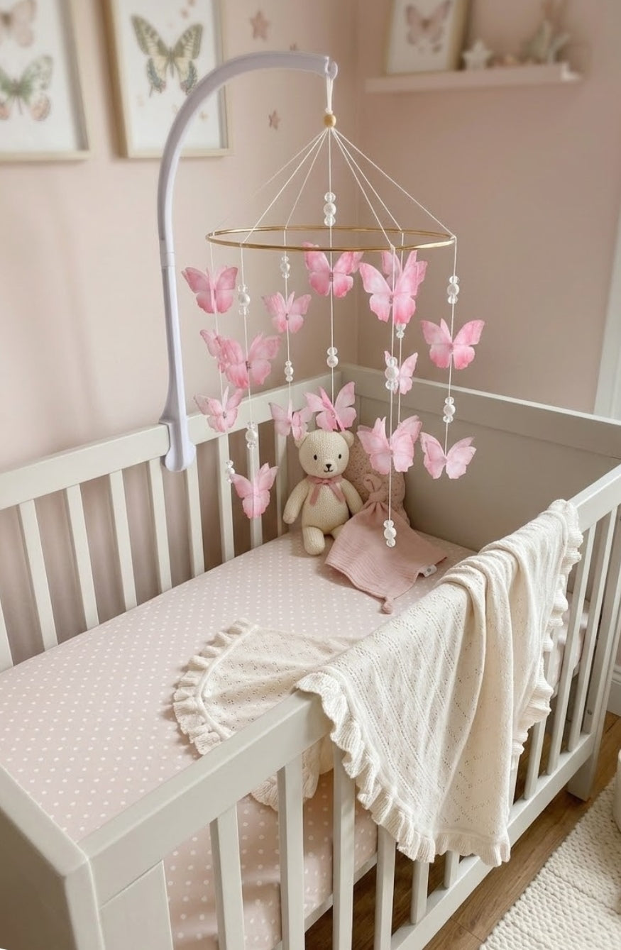Giostrина musicale culla con farfalle rosa e perline su anello dorato braccio bianco per neonata