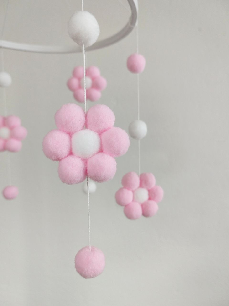 Dettaglio carillon neonato fiore feltro rosa cipria pon pon centro bianco giostrина personalizzata