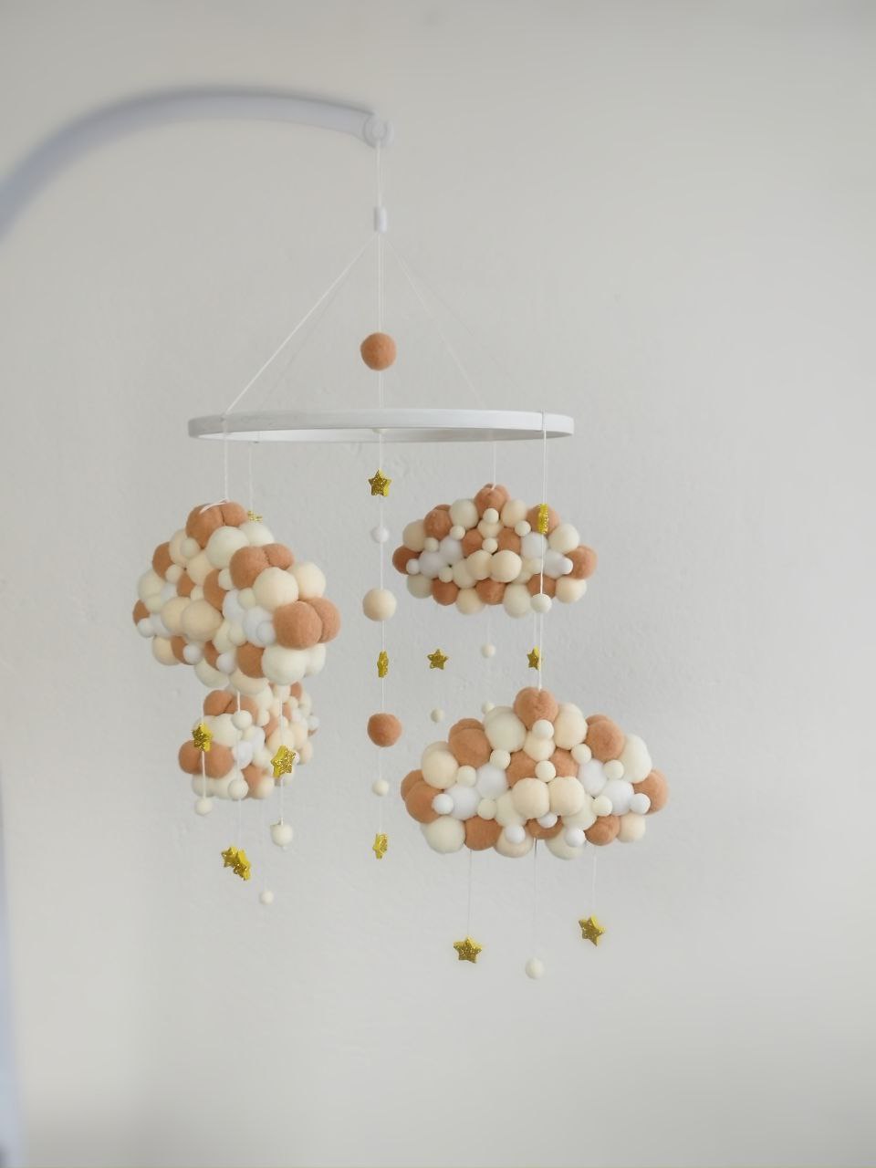 Mobile culla artigianale nuvole pon pon feltro toni naturali beige bianco stelline oro idea regalo