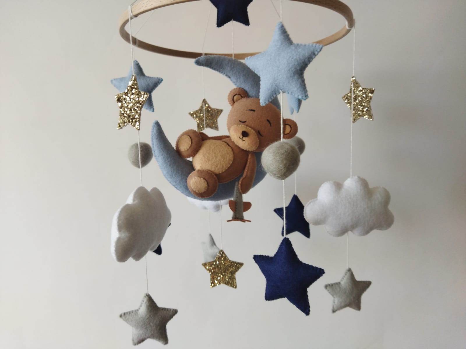 Mobile culla artigianale feltro orsetto luna stelle azzurro blu navy oro glitter nuvole cameretta bambino idea regalo nascita