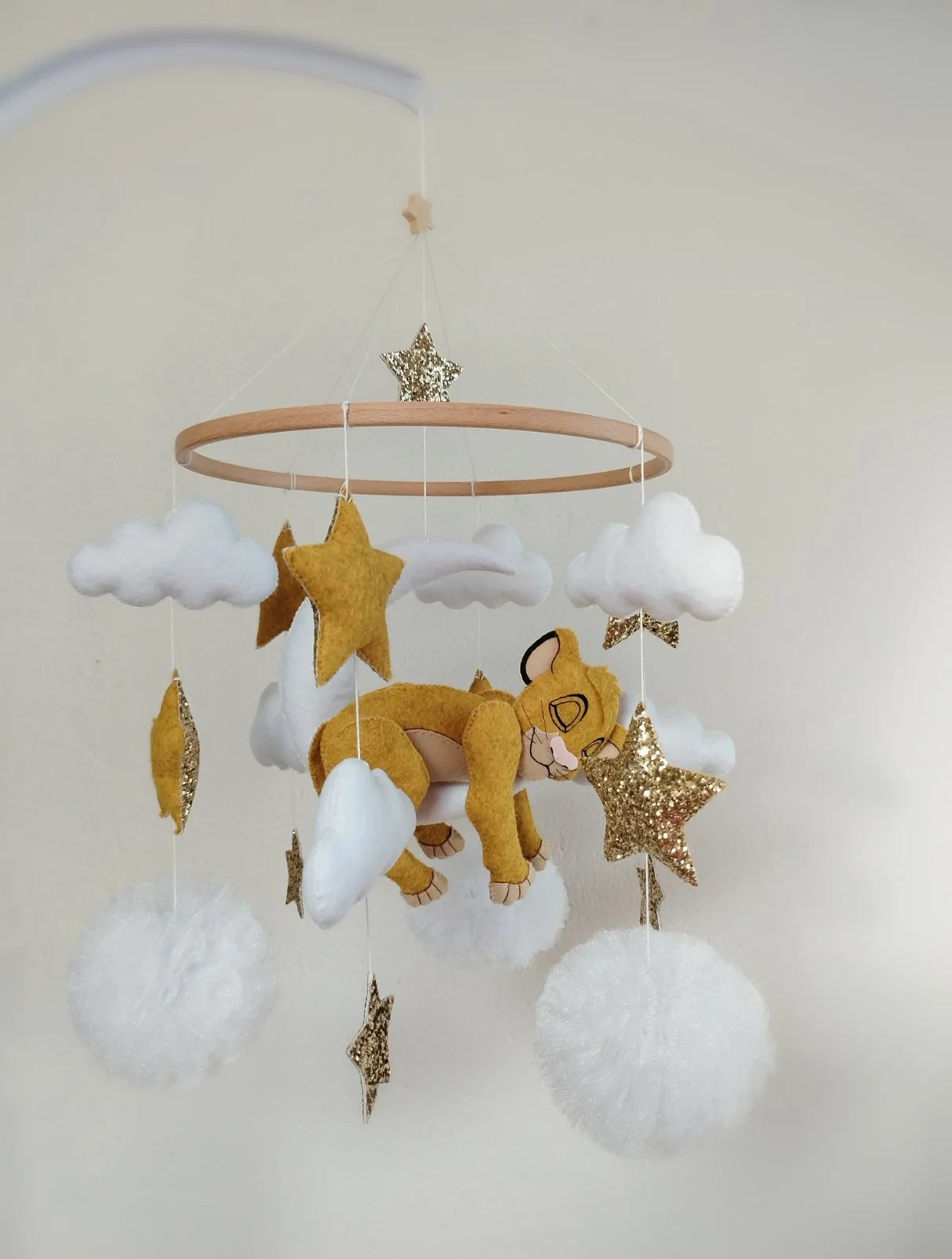 Giostrina musicale culla Simba Re Leone feltro dorato, carillon neonato personalizzato nuvole stelle oro