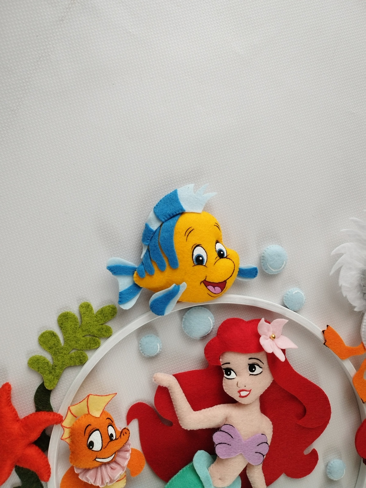 Dettaglio mobile culla sirenetta Ariel e Flounder in feltro cucito a mano, giostrina musicale cameretta neonata