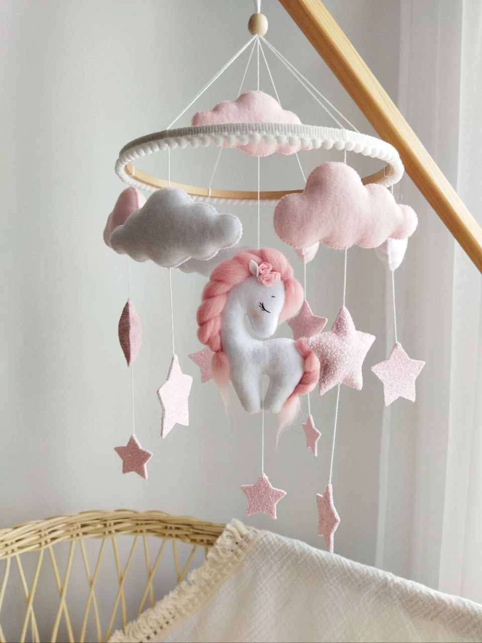 Mobile culla artigianale unicorno feltro bianco rosa nuvole grigie stelle glitter idea regalo neonata