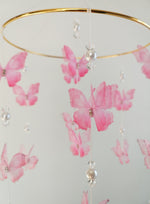 Dettaglio mobile culla farfalle in organza rosa con strass perline bianche e cristalli anello dorato