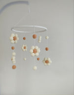 Giostrина musicale culla fiori pon pon feltro panna con centro beige e palline caramello pendenti