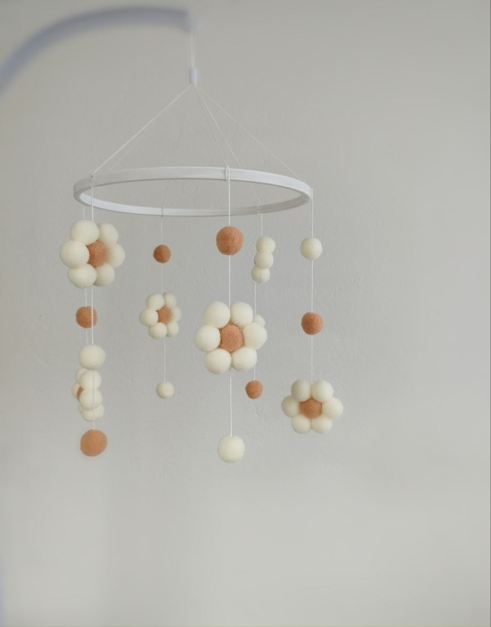 Giostrина musicale culla fiori pon pon feltro panna con centro beige e palline caramello pendenti
