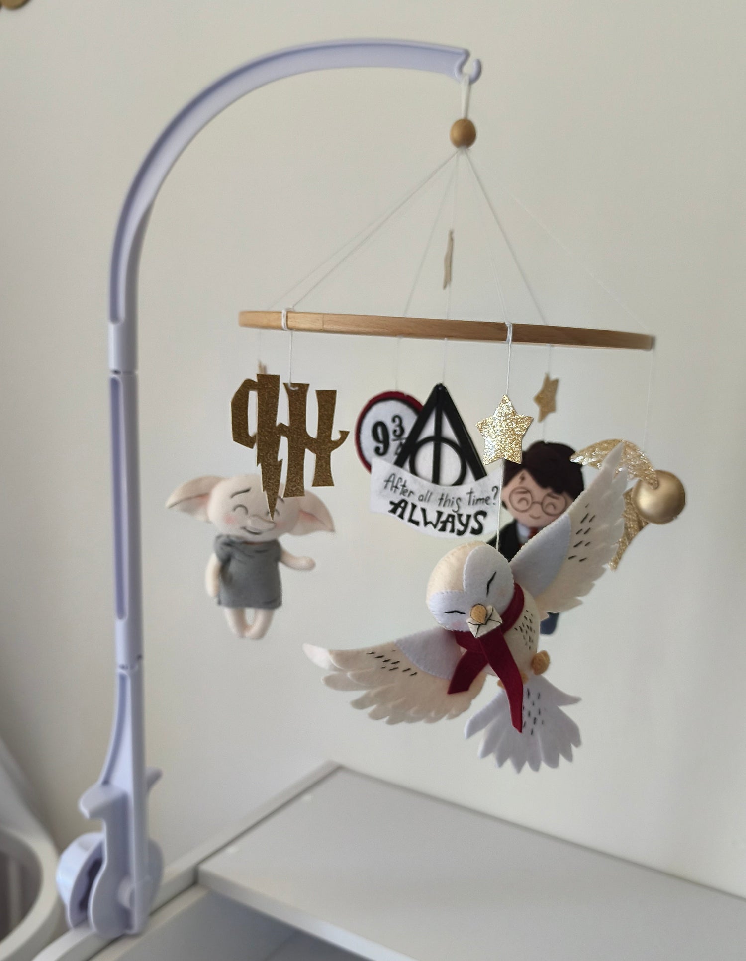 Mobile lettino legno con elfo domestico Dobby, Harry Potter e stelle glitter in feltro, regalo nascita neonato anime