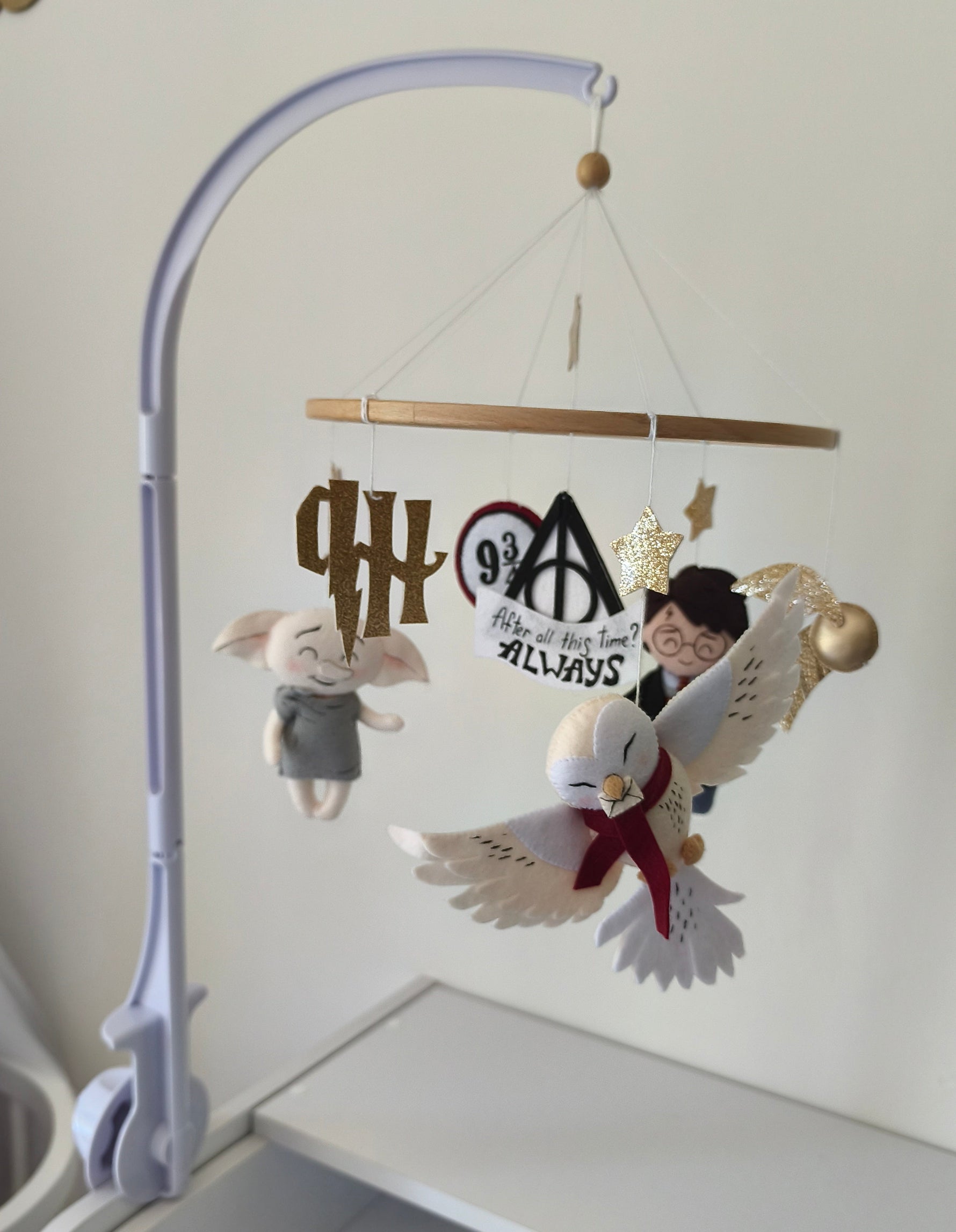Mobile lettino legno con elfo domestico Dobby, Harry Potter e stelle glitter in feltro, regalo nascita neonato anime