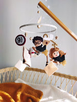 Giostrina musicale neonato Harry Potter in feltro con civetta Edvige, chiave alata e lettere Hogwarts, regalo nascita.